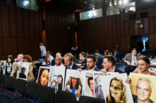 Trong khi chờ Giám đốc điều hành Dennis Muilenburg của hãng Boeing đến làm chứng tại Tòa nhà Quốc hội vào ngày 29/10/2019, thân nhân cầm ảnh các nạn nhân bị thiệt mạng trong hai vụ tai nạn nghiêm trọng của phi cơ Boeing 737 MAX khiến 346 người tử vong. (Ảnh: Sarah Silbiger/Reuters)