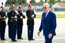 Tổng thống Joe Biden sau khi bước xuống từ Air Force One khi đến phi trường Paris Orly, Pháp, hôm 05/0l6/2024. (Ảnh:Saul Loeb/AFP)