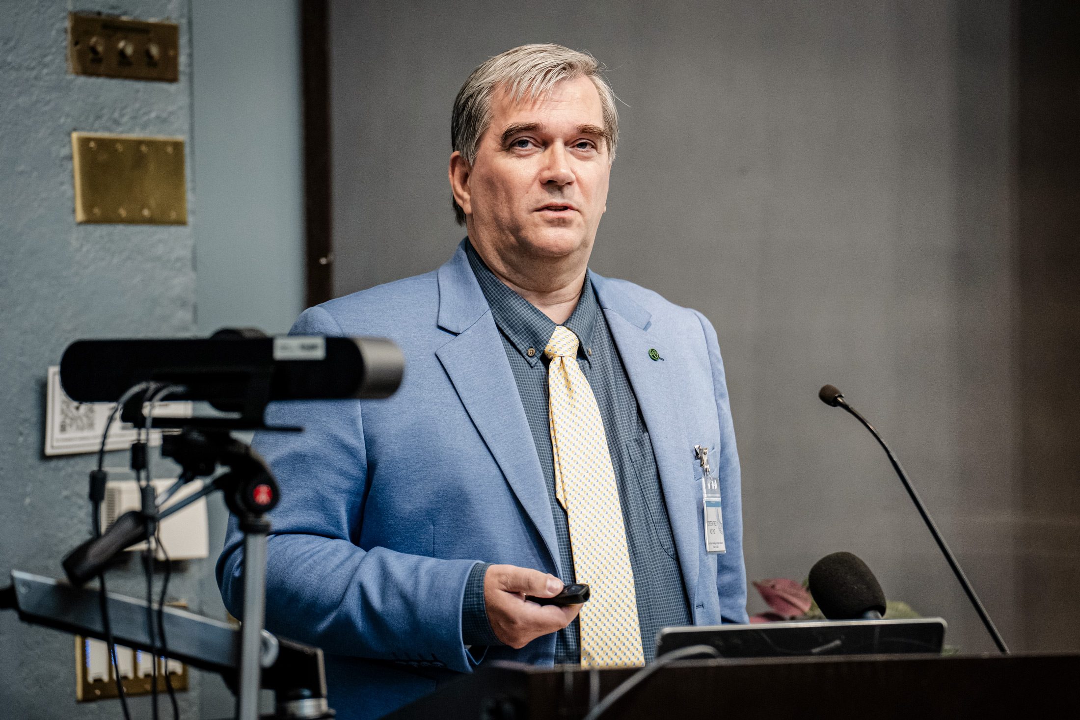 Tiến sỹ Torsten Trey, người sáng lập và là giám đốc của Hiệp hội các Bác sỹ Chống Thu hoạch Nội tạng Cưỡng bức, tại một sự kiện về thu hoạch nội tạng cưỡng bức tại Đại học Harvard ở Boston, hôm 07/03/2024. (Ảnh: Samira Bouaou/The Epoch Times)