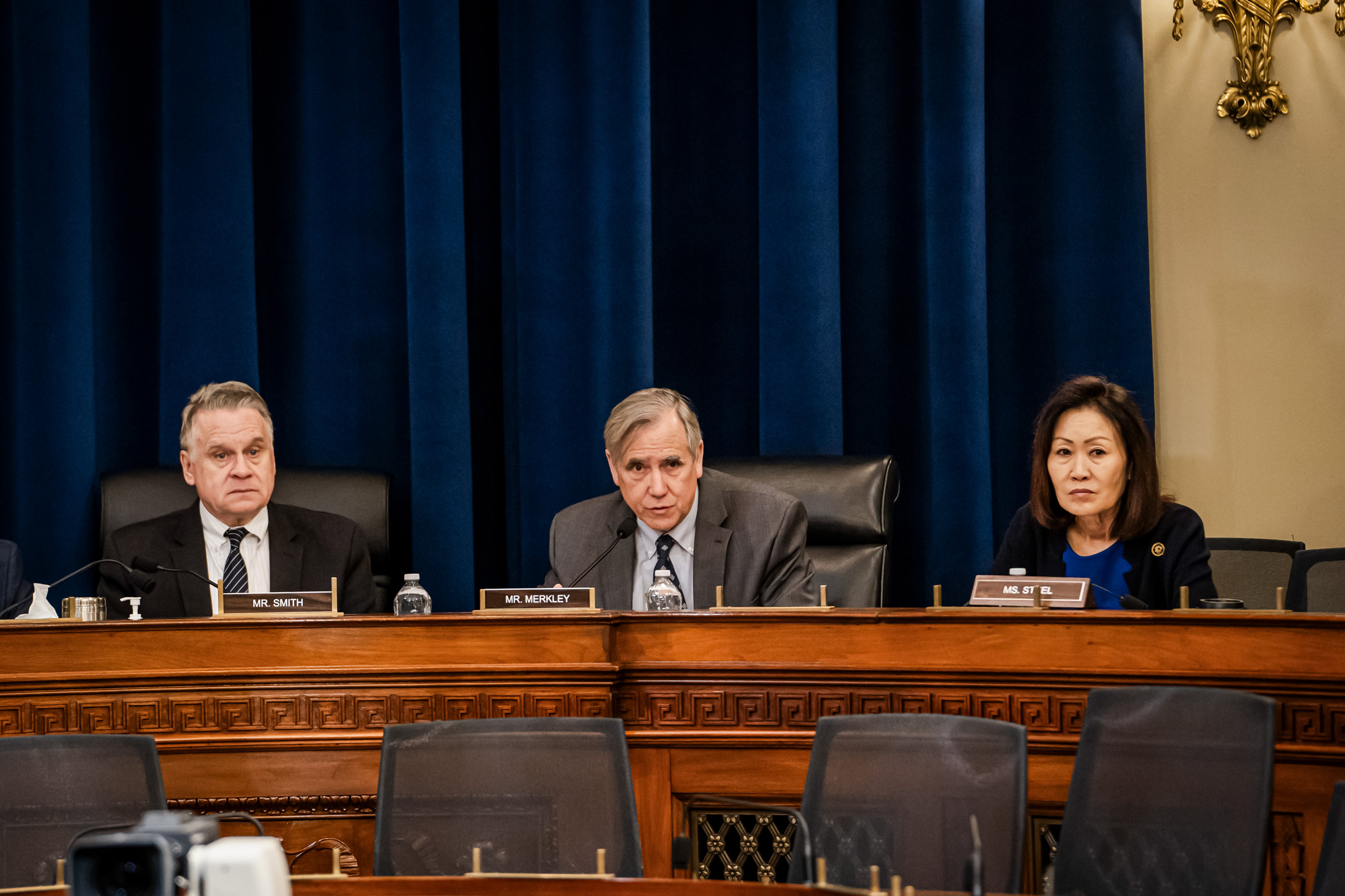 (Từ trái qua phải) Chủ tịch Ủy ban Điều hành về Trung Quốc của Quốc hội Hoa Kỳ, Dân biểu Chris Smith (Cộng Hòa-New Jersey), Thượng nghị sỹ Jeff Merkley (Dân Chủ-Oregon), và Dân biểu Michelle Steel (Cộng Hòa-California) trong phiên điều trần về hoạt động thu hoạch nội tạng cưỡng bức của Đảng Cộng sản Trung Quốc, tại Hoa Thịnh Đốn, hôm 20/03/2024. (Ảnh: Madalina Vasiliu/The Epoch Times)