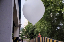 Một quả bóng bay được cho là do Bắc Hàn gửi đi, mang theo nhiều đồ vật khác nhau, bao gồm cả những thứ có vẻ như là rác, được chụp hình ở thành phố Incheon, Nam Hàn, hôm 02/06/2024. (Ảnh: Yonhap qua Reuters)