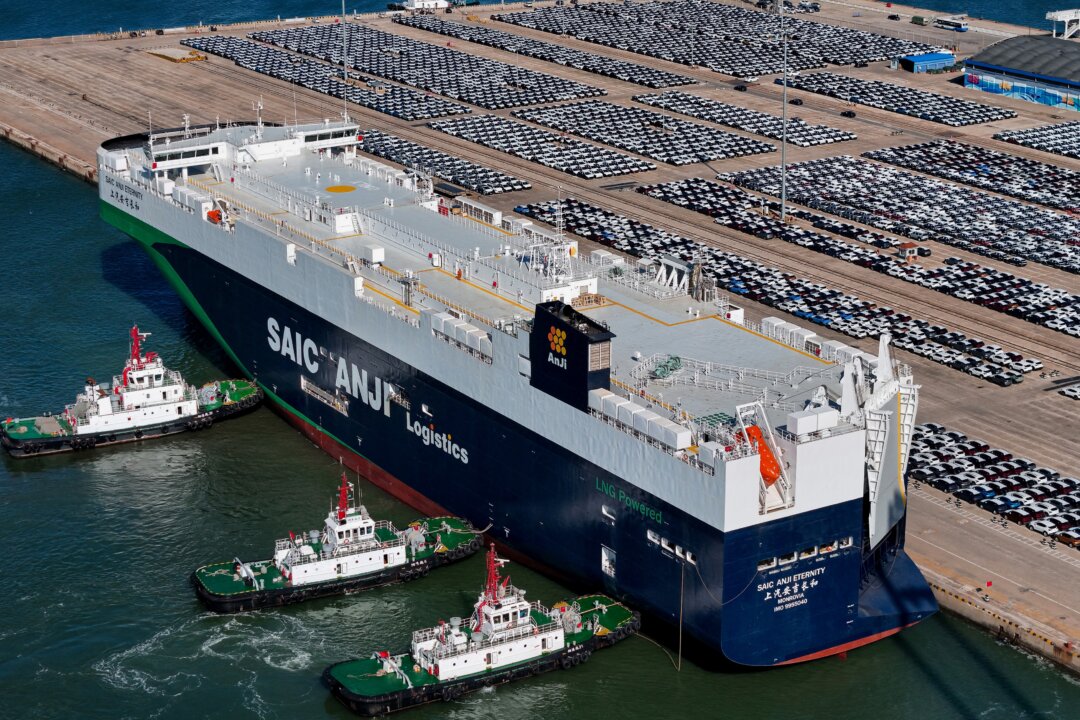 Xe hơi xuất cảng chờ được chất lên “SAIC Anji Eternity” (SAIC An Cát Vĩnh Hằng), một tàu được đóng trong nước nhằm xuất cảng xe hơi Trung Quốc, tại cảng Yên Đài, tỉnh Sơn Đông, miền đông Trung Quốc, hôm 15/05/2024. (Ảnh: STR/AFP qua Getty Images)