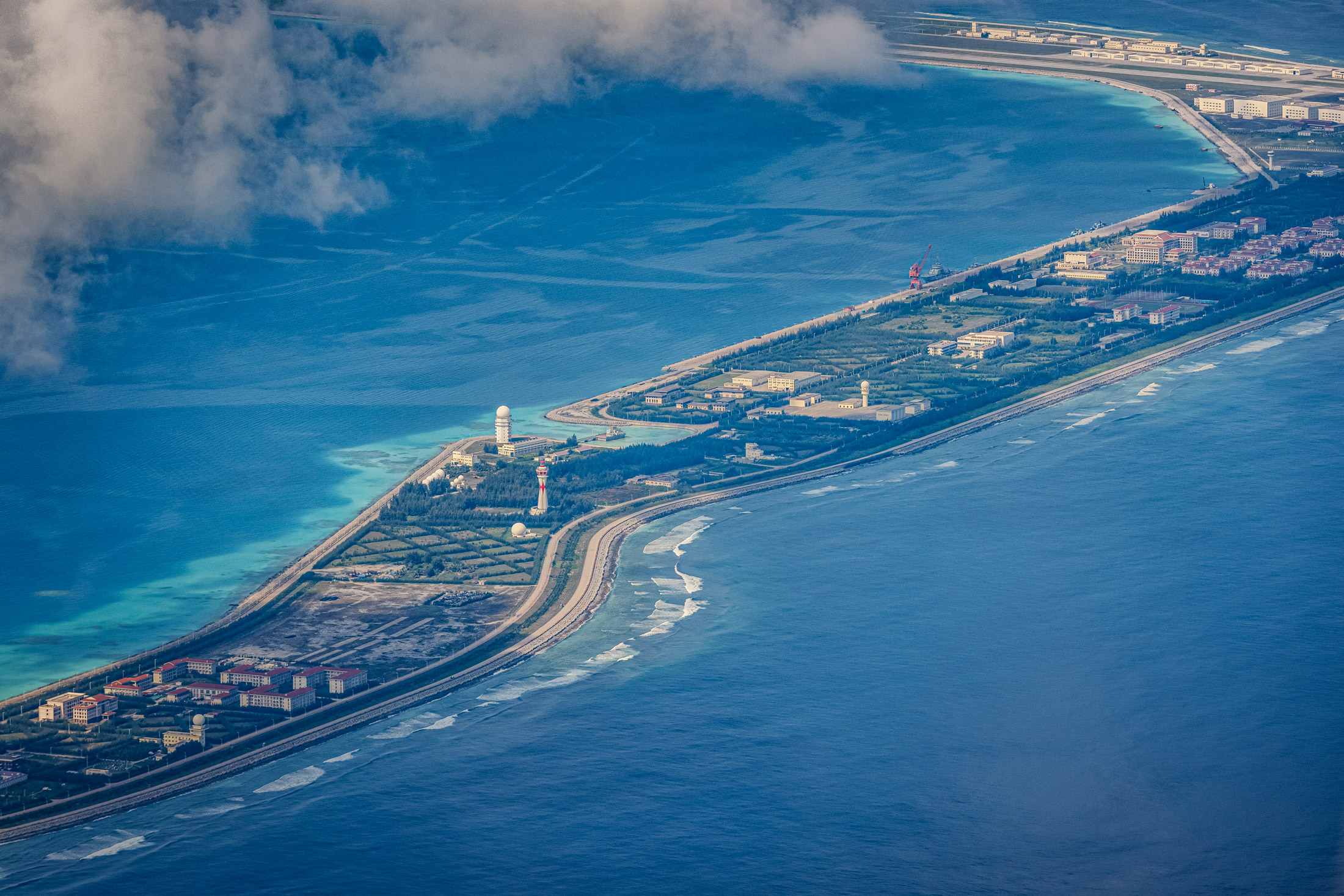 Các tòa nhà và công trình kiến trúc trên đảo nhân tạo do Trung Quốc xây dựng ở Đá Vành Khăn, Quần đảo Trường Sa, ở Biển Đông, vào ngày 25/10/2022. (Ảnh: Ezra Acayan/Getty Images)