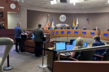 Cư dân lên tiếng trong buổi lấy ý kiến đóng góp của công chúng tại một cuộc họp hội đồng thành phố ở Huntington Beach, California, hôm 04/06/2024. (Ảnh: Rudy Blalock/The Epoch Times)