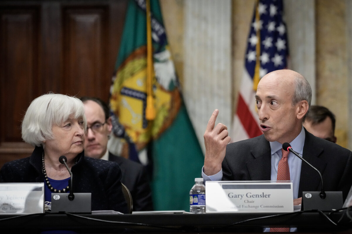 Bộ trưởng Ngân khố Hoa Kỳ Janet Yellen nhìn Chủ tịch Ủy ban Chứng khoán và Giao dịch Hoa Kỳ (SEC) Gary Gensler trình bày trong cuộc họp của Hội đồng Giám sát Ổn định Tài chính tại Bộ Ngân khố Hoa Kỳ ở Hoa Thịnh Đốn, hôm 14/12/2023. (Ảnh: Drew Angerer/Getty Images)