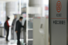 Khách hàng sử dụng máy rút tiền tự động tại một chi nhánh của Ngân hàng Công thương Trung Quốc ở Bắc Kinh, ngày 17/10/2006. (Ảnh: Peter Parks/AFP qua Getty Images)