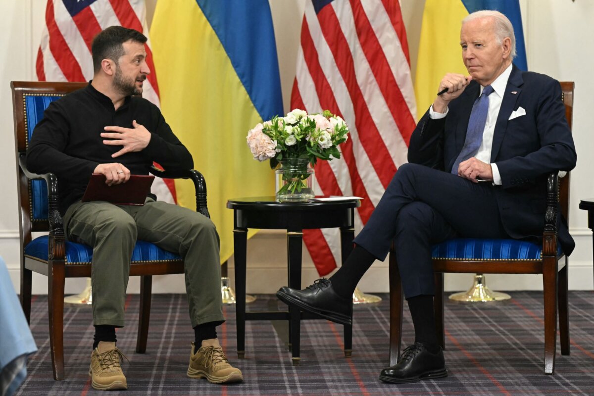 Tổng thống Joe Biden (phải) và Tổng thống Ukraine Volodymyr Zelenskyy tổ chức cuộc gặp song phương tại Khách sạn Intercontinental ở Paris hôm 07/06/2024. (Ảnh: Saul Loeb/AFP qua Getty Images)