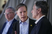 Ngoại trưởng Antony Blinken (phải) nói chuyện với Đại sứ tại Trung Quốc Nicholas Burns (giữa) cùng với Tổng lãnh sự quán Hoa Kỳ tại Thượng Hải Scott Walker (trái) khi theo dõi một trận đấu bóng rổ giữa Shanghai Sharks và Zhejiang Golden Bulls tại Sân vận động Trong nhà Thượng Hải ở Thượng Hải, Trung Quốc, hôm 24/04/2024. (Ảnh: Mark Schiefelbein/Pool/AFP qua Getty Images)