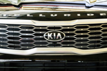 Lưới tản nhiệt phía trước của một chiếc KIA Telluride 2020 tại Triển lãm Xe hơi Quốc tế Pittsburgh 2019 tại Pittsburgh, ngày 14/02/2019. (Ảnh: Gene J. Puskar/AP Photo)