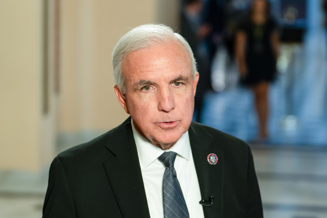 Dân biểu Carlos Gimenez (Cộng Hòa-Florida) nói chuyện với các phóng viên ở thủ đô Hoa Thịnh Đốn vào ngày 17/10/2023. (Ảnh: Madalina Vasiliu/The Epoch Times)