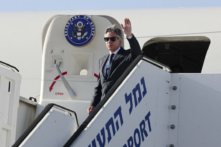 Ngoại trưởng Hoa Kỳ Antony Blinken vẫy tay chào khi đến phi trường Ben Gurion gần Tel Aviv, hôm 10/06/2024. (Ảnh: Jack Guez/AFP qua Getty Images)