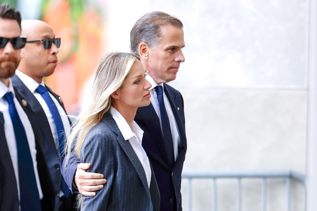 Ông Hunter Biden, con trai của Tổng thống Joe Biden, cùng với vợ là bà Melissa Cohen Biden, trở lại tòa án tại Tòa nhà Liên bang J. Caleb Boggs ở Wilmington, Delaware, hôm 11/06/2024. (Ảnh: Anna Moneymaker/Getty Images)