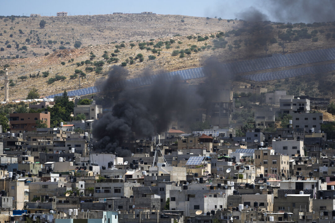 Khói bốc lên trong trại tị nạn Al Fara’a của người Palestine ở Tây Ngạn sau một chiến dịch quân sự của Israel hôm 10/06/2024. (Ảnh: AP Photo/Majdi Mohammed)