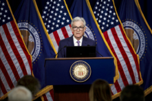 Chủ tịch Hệ thống Dự trữ Liên bang Jerome Powell thông báo rằng lãi suất sẽ không đổi trong một cuộc họp báo tại tòa nhà William McChesney Martin của Hệ thống Dự trữ Liên bang ở Hoa Thịnh Đốn, hôm 12/06/2024. (Ảnh: Kevin Dietsch/Getty Images)