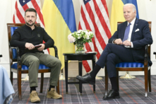 Tổng thống Joe Biden (bên phải) và Tổng thống Ukraine Volodymyr Zelensky tổ chức cuộc gặp song phương tại Khách sạn Intercontinental ở Paris, hôm 07/06/2024. (Ảnh: Saul Loeb/AFP qua Getty Images)