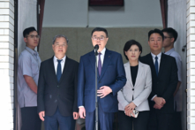 Thủ tướng Trung Hoa Dân Quốc (Đài Loan) Trác Vinh Thái (Cho Jung-tai) (đứng giữa) trấn an dư luận về vụ việc người đàn ông Trung Quốc đi tàu cao tốc cập bến vào Đài Bắc ngay trước Viện Lập pháp, hôm 11/06/2024. (Ảnh: Tống Bích Long/The Epoch Times)