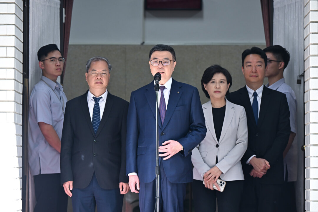 Thủ tướng Trung Hoa Dân Quốc (Đài Loan) Trác Vinh Thái (Cho Jung-tai) (đứng giữa) trấn an dư luận về vụ việc người đàn ông Trung Quốc đi tàu cao tốc cập bến vào Đài Bắc ngay trước Viện Lập pháp, hôm 11/06/2024. (Ảnh: Tống Bích Long/The Epoch Times)