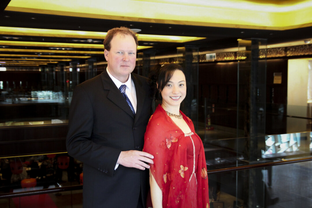 Sau một vụ tai nạn xe hơi, cô Murphy đã phát triển chứng đau cơ xơ hóa nhưng sau đó cô đã hồi phục. Trong ảnh là cô Murphy cùng chồng của cô. (Ảnh được đăng với sự cho phép của cô Isabella Murphy)