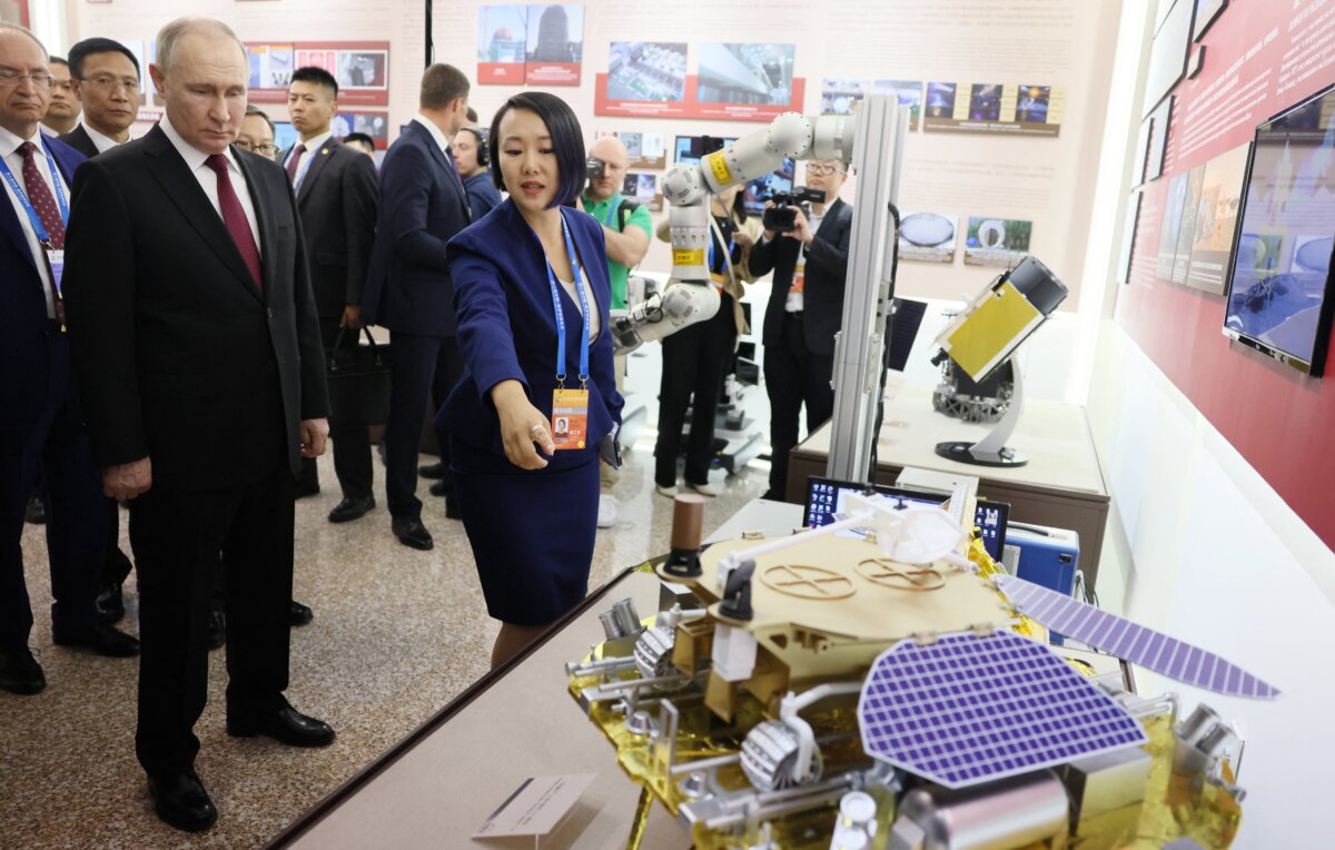 Trong bức ảnh chụp chung do cơ quan nhà nước Nga Sputnik phát hành này, Tổng thống Nga Vladimir Putin tham quan một hội chợ thương mại Nga-Trung ở thành phố vùng đông bắc Cáp Nhĩ Tân hôm 17/05/2024. (Ảnh: Mikhail Metzel/POOL/AFP qua Getty Images)