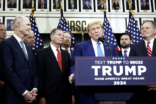 Cựu Tổng thống Donald Trump và là ứng cử viên tổng thống của Đảng Cộng Hòa, bên cạnh là các đảng viên Đảng Cộng Hòa tại Thượng viện, trình bày trước giới báo chí tại tòa nhà Ủy ban Thượng viện Đảng Cộng Hòa Quốc gia ở Hoa Thịnh Đốn, hôm 13/06/2024. (Ảnh: Anna Moneymaker/Getty Images)