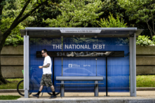 Đồng hồ Nợ Quốc gia tại một bến xe buýt ở Hoa Thịnh Đốn hôm 10/06/2024. (Ảnh: Madalina Vasiliu/The Epoch Times)