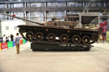 Du khách ngắm nhìn bản sao phỏng theo kích cỡ thật của xe tăng ZTZ-99 được trưng bày tại Bảo tàng Công nghiệp Trung Quốc ở Thẩm Dương, tỉnh Liêu Ninh, Trung Quốc, ngày 15/09/2013. (Ảnh: Getty Images)