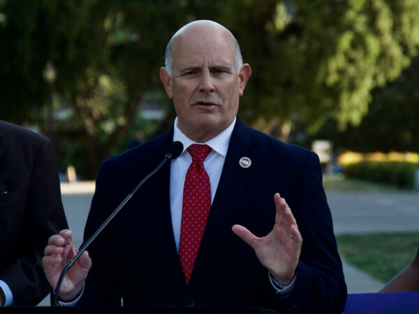 Thượng nghị sỹ Kelly Seyarto nói tại một cuộc họp báo phản đối Dự luật 1955 của Hạ viện trước Tòa nhà Lập pháp Tiểu bang, hôm 13/06/2024. (Ảnh: Travis Gillmore/The Epoch Times)