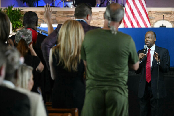 Cựu Bộ trưởng Phát triển Nhà ở và Đô thị Hoa Kỳ Ben Carson diễn thuyết trước khi cựu Tổng thống Donald Trump tham gia một hội nghị bàn tròn cộng đồng tại Nhà thờ 180 ở Detroit hôm 15/06/2024. (Ảnh: Jim WATSON/AFP)