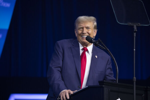 Cựu Tổng thống Donald Trump có bài diễn thuyết quan trọng tại “Hội nghị của Người dân” của Turning Point Action ở Detroit hôm 15/06/2024. (Ảnh: Bill Pugliano/Getty Images)