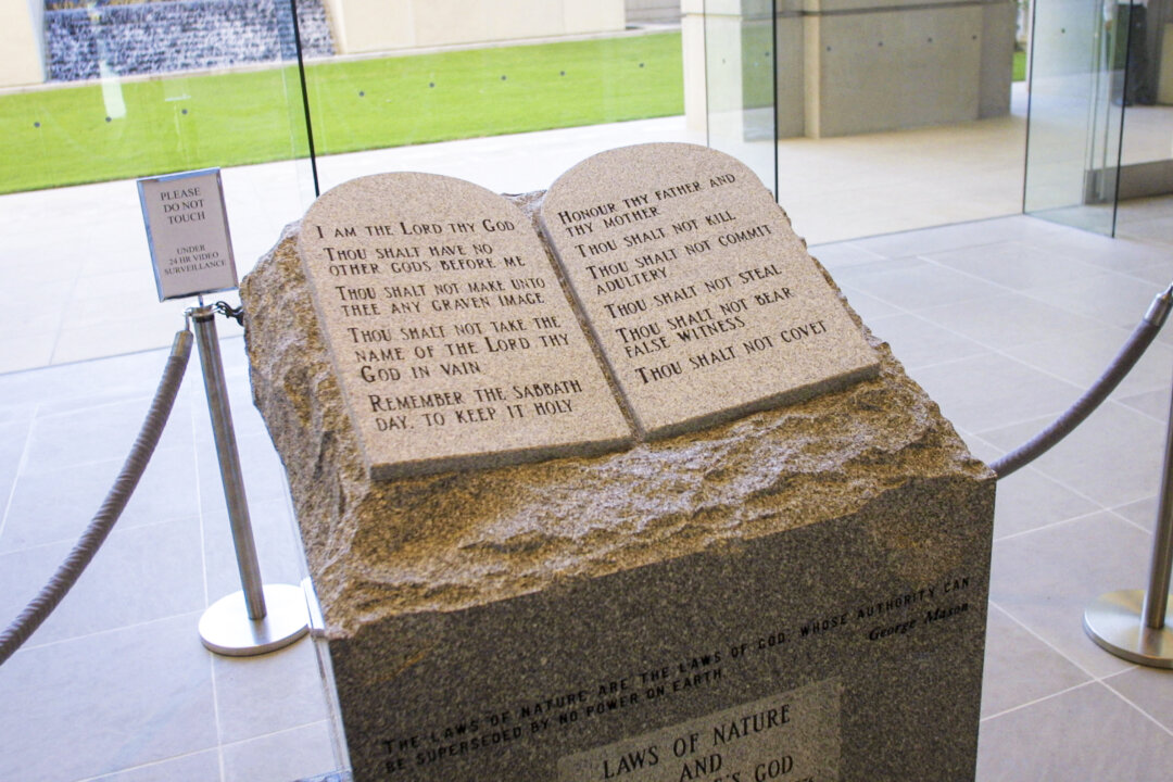 Đài tưởng niệm Mười Điều Răn nằm ở tiền sảnh của Tòa nhà Tư pháp Tiểu bang ở Montgomery, Alabama, vào năm 2022. (Ảnh: Gary Tramontina/Getty Images)