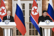 Tổng thống Nga Vladimir Putin (trái) và nhà lãnh đạo Bắc Hàn Kim Jong Un (phải) nói chuyện với các phóng viên sau cuộc hội đàm song phương tại Cung Kumsusan ở Bình Nhưỡng, Bắc Hàn, hôm 19/06/2024. (Ảnh: Kristina Kormilitsyna/AFP qua Getty Images)