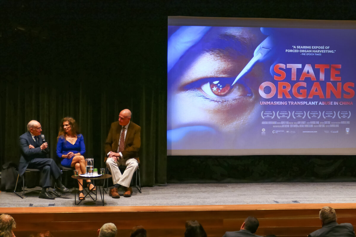 Ông David Matas, bà Maria Singh, và ông John Deller trong hội thảo vấn đáp chuyên gia sau buổi chiếu phim “Nội tạng Nhà nước” (State Organs) tại Tòa nhà Nghị viện New South Wales, Sydney, Úc hôm 19/06/2024. (Ảnh: Lorrita Liu/The Epoch Times)