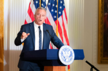 Ứng cử viên tổng thống Robert F. Kennedy Jr. nói chuyện tại thư viện Nixon ở Yorba Linda, California, hôm 12/06/2024. (Ảnh: John Fredricks/The Epoch Times)