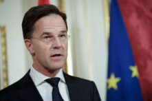 Thủ tướng Hà Lan Mark Rutte nói tại một cuộc họp báo ở Amsterdam, vào ngày 12/04/2023. (Ảnh: Piroschka van de Wouw/Reuters)