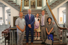 Các Dân biểu của Delaware Michael Romane (thứ hai bên phải) và Lyndon Yearick (thứ hai bên trái) chụp hình với các học viên Pháp Luân Công, hôm 20/06/2024. (Ảnh: Andrew Li/The Epoch Times)