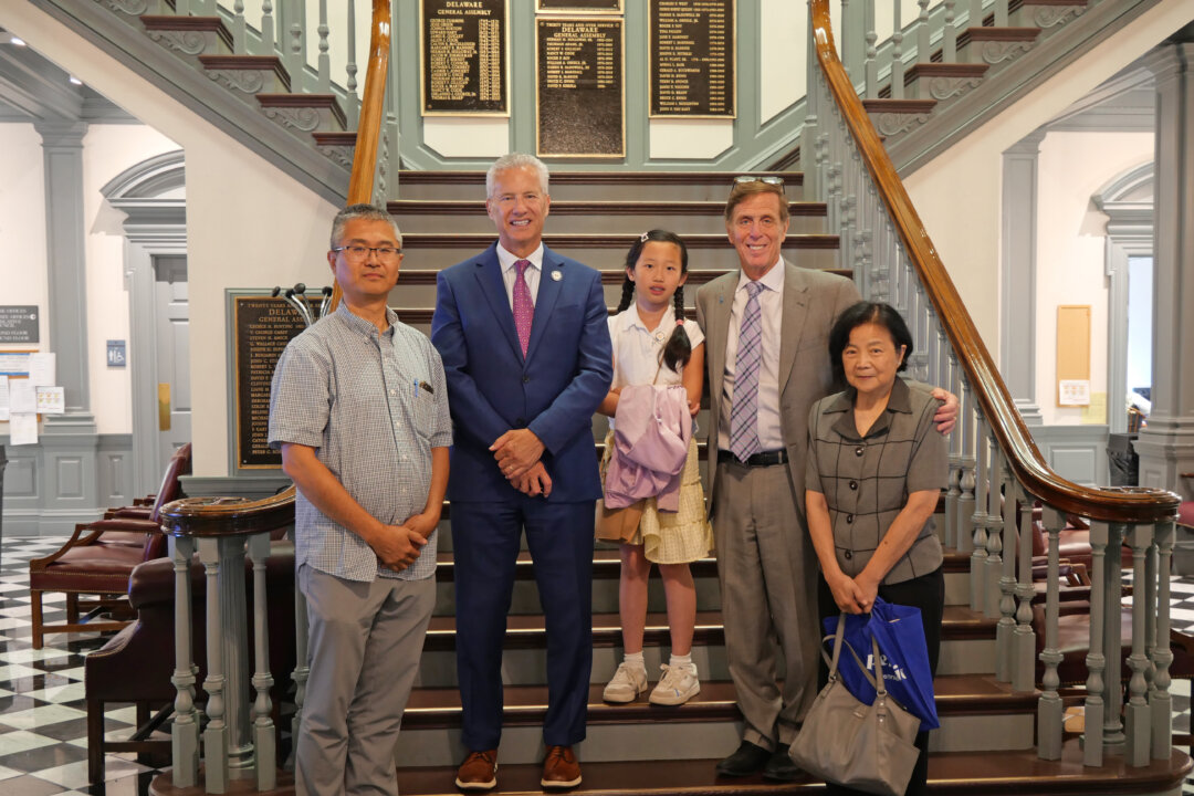 Các Dân biểu của Delaware Michael Romane (thứ hai bên phải) và Lyndon Yearick (thứ hai bên trái) chụp hình với các học viên Pháp Luân Công, hôm 20/06/2024. (Ảnh: Andrew Li/The Epoch Times)