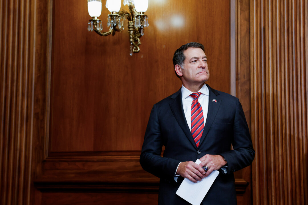 Dân biểu Mark Green (Cộng Hòa-Tennessee) lắng nghe trong một cuộc họp báo về việc tài trợ cho biên giới phía nam tại Tòa nhà Quốc hội Hoa Kỳ ở Hoa Thịnh Đốn, ngày 29/09/2023. (Ảnh: Anna Moneymaker/Getty Images)