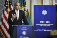 Phụ tá của Bộ trưởng Ngân khố Hoa Kỳ đặc trách An ninh Đầu tư Paul Rosen trò chuyện tại Hội nghị thường niên lần thứ hai của Ủy ban Đầu tư Ngoại quốc ở Hoa Kỳ (CFIUS) tại Bộ Ngân khố, Hoa Thịnh Đốn, vào ngày 14/09/2023. (Ảnh: Alex Wong/Getty Images)