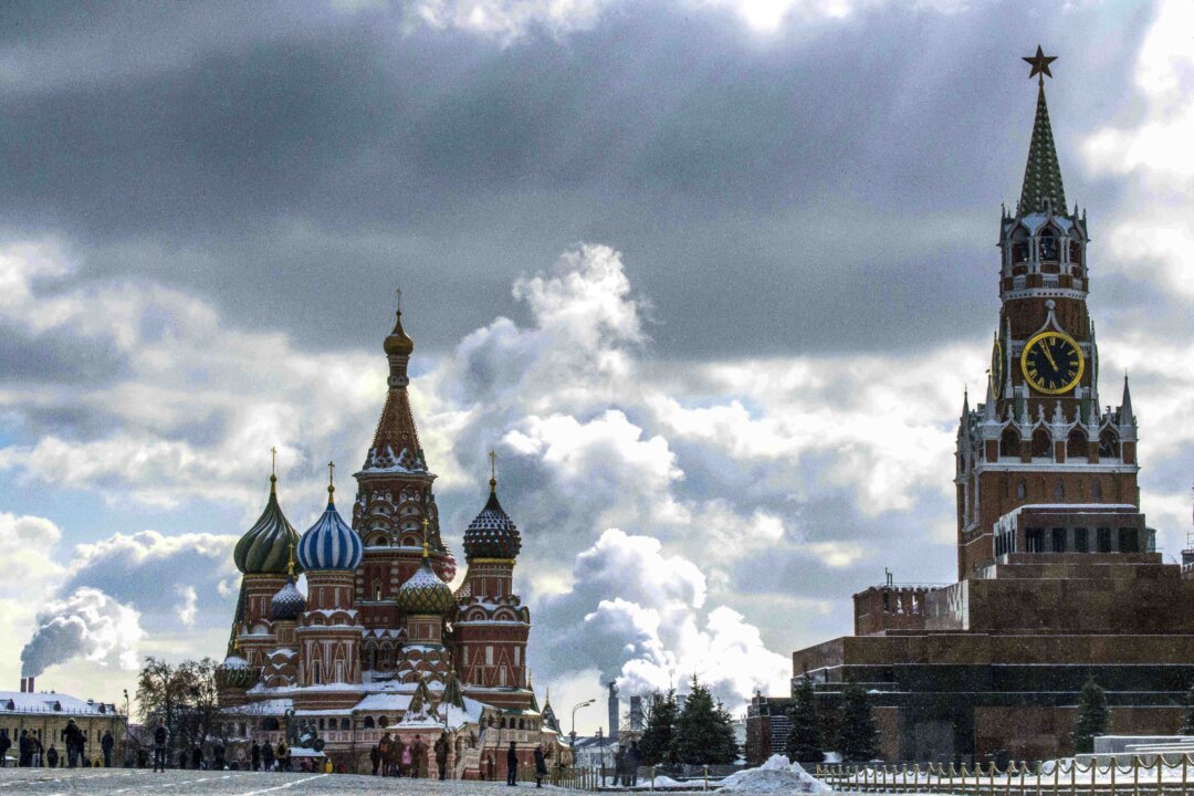 Người dân tản bộ trước Nhà thờ St. Basil và Điện Kremlin trên Quảng trường Đỏ ở Moscow vào ngày 16/03/2018. (Ảnh: Mladen Antonov/AFP qua Getty Images)