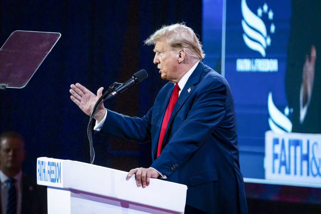 Cựu Tổng thống Donald J. Trump diễn thuyết tại Hội nghị Con đường Dẫn đến Đa số năm 2024 ở Hoa Thịnh Đốn hôm 22/06/2024. (Ảnh: Madalina Vasiliu/The Epoch Times)