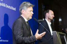 Bộ trưởng Kinh tế Đức Robert Habeck (trái) nói tại một cuộc họp báo ở Thượng Hải hôm 22/06/2024. (Ảnh: STR/AFP qua Getty Images)