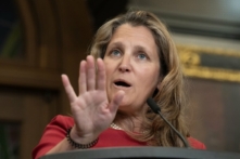 Bộ trưởng Tài chính Canada Chrystia Freeland nói chuyện với các phóng viên tại Sảnh Hạ viện, ở Ottawa, hôm 19/06/2024. (Ảnh: The Canadian Press/Adrian Wyld)