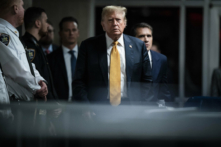 Cựu Tổng thống Donald Trump đi cùng luật sư Todd Blanche để đến nói chuyện với các phóng viên khi các bồi thẩm viên bắt đầu thảo luận về phiên tòa xét xử tiền bịt miệng của ông tại Tòa án Hình sự Manhattan ở New York, hôm 29/05/2024. (Ảnh: Jabin Botsford-Pool/Getty Images)