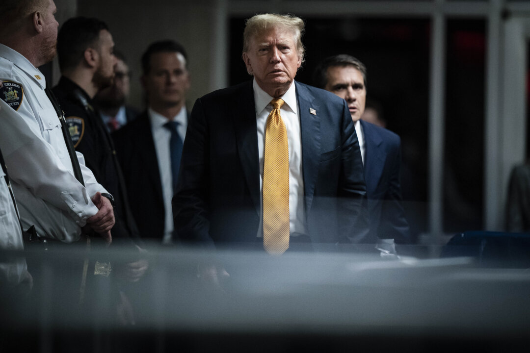 Cựu Tổng thống Donald Trump đi cùng luật sư Todd Blanche để đến nói chuyện với các phóng viên khi các bồi thẩm viên bắt đầu thảo luận về phiên tòa xét xử tiền bịt miệng của ông tại Tòa án Hình sự Manhattan ở New York, hôm 29/05/2024. (Ảnh: Jabin Botsford-Pool/Getty Images)