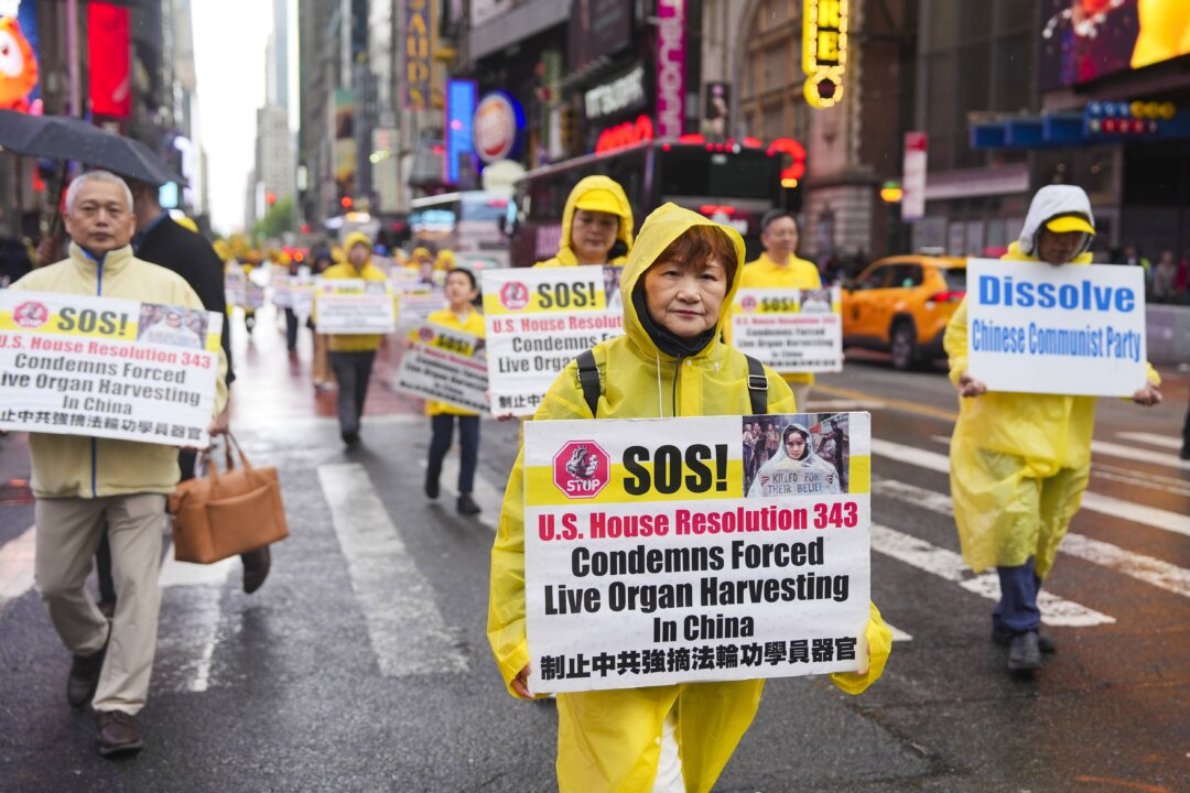 Các học viên Pháp Luân Công tham gia cuộc diễn hành kỷ niệm Ngày Pháp Luân Đại Pháp Thế giới đồng thời kêu gọi chấm dứt cuộc đàn áp ở Trung Quốc, tại thành phố New York, hôm 10/05/2024. (Ảnh: Samira Bouaou/The Epoch Times)