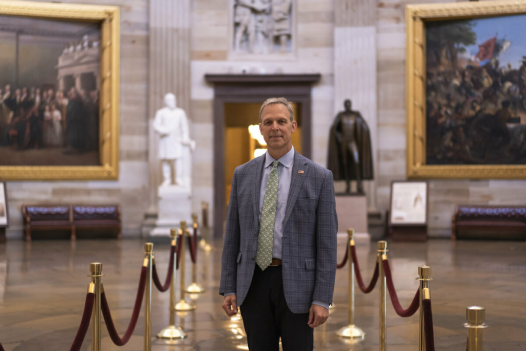 Dân biểu Scott Perry (Cộng Hòa-Pennsylvania) tại Vòm Rotunda của Tòa nhà Quốc hội Hoa Kỳ ở Hoa Thịnh Đốn hôm 25/06/2024. (Ảnh: Madalina Vasiliu/The Epoch Times)