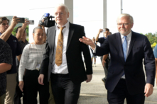 Người sáng lập WikiLeaks Julian Assange (ở giữa) đến tòa án Hoa Kỳ, nơi ông dự kiến sẽ đưa ra một thỏa thuận nhận tội ở Saipan, Quần đảo Mariana, hôm 26/06/2024. (Ảnh: Eugene Hoshiko/AP Photo)