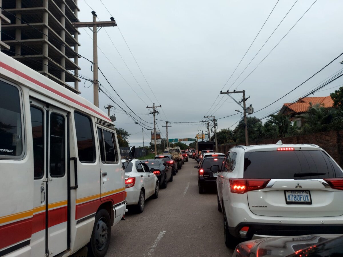 Dòng xe cộ đang chờ vào một trạm xăng ở Santa Cruz, Bolivia, hôm 26/06/2024. (Ảnh: Autumn Spredemann/The Epoch Times)