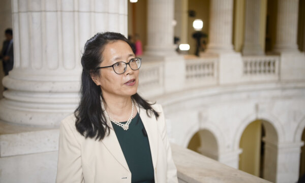 Học viên Pháp Luân Công Trương Ngọc Hoa trình bày sau cuộc gặp với các quan chức Bộ Ngoại giao tại buổi ra mắt báo cáo tự do tôn giáo ở Hoa Thịnh Đốn, hôm 26/06/2024. (Ảnh: Alex Martin/NTD)