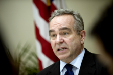 Ông Kurt Campbell, khi còn là Trợ lý Ngoại trưởng Hoa Kỳ phụ trách sự vụ Đông Á và Thái Bình Dương, phát biểu tại cuộc họp báo tại Đại sứ quán Hoa Kỳ ở Kuala Lumpur, Malaysia, vào ngày 13/12/2012. (Ảnh: Saeed Khan/AFP qua Getty Images)